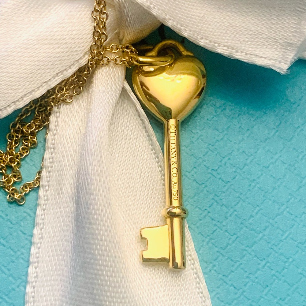 ❌❌SOLD❌❌♥️18K YELLOW GOLD 750 RED ENAMEL KEY PENDENT NECKLACE ON A 18”LONG C - Picture 5 of 7